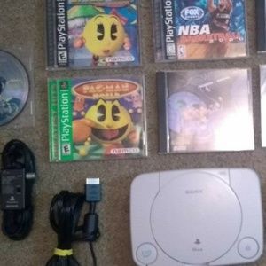 PlayStation 1 w/5 Games & Accessories